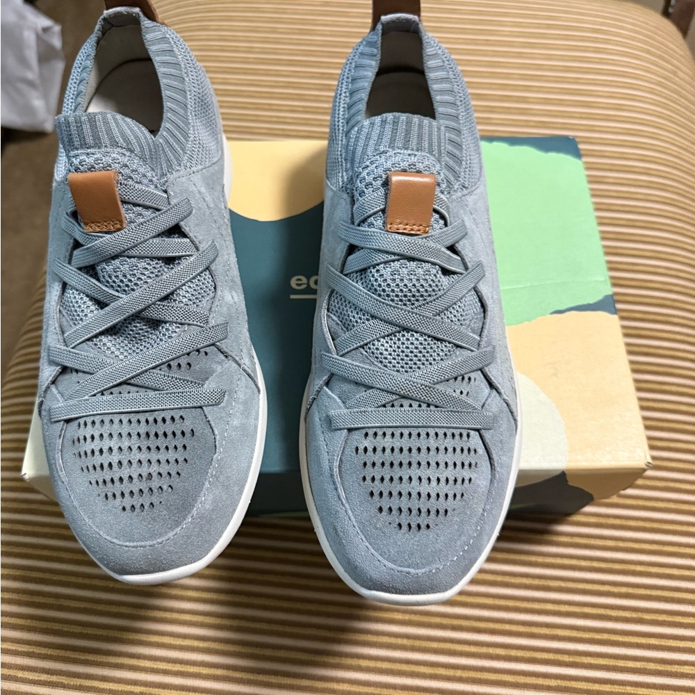 Earth Women's Gray Sneakers with Tan Details